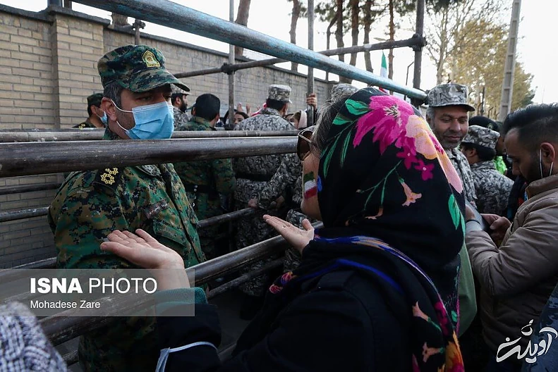 تصاویری از جلوگیری از ورود زنان به ورزشگاه امام رضا